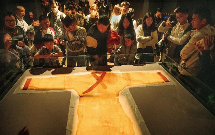 4月5日,湖南省博物馆,游客观看马王堆汉墓出土的汉服。